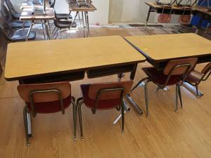 lot 322 image: 2 DESKS AND 4 CHAIRS