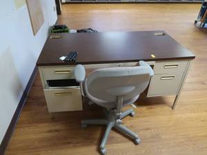 lot 371 image: COMPUTER DESK WITH A NICE COMPUTER CHAIR