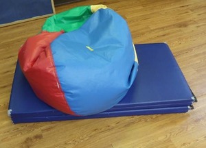 lot 374 image: BEAN BAG CHAIR, 1 FOLDABLE FLOOR MAT