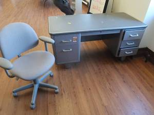 lot 385 image: HEAVY DUTY DESK WITH OFFICE CHAIR