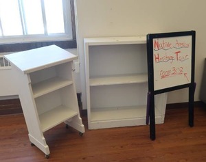 lot 386 image: WHITE WOODEN SHELF, WHITE PODIUM ON WHEELS, SMALL WHITE BOARD