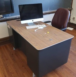 lot 389 image: HEAVY DUTY COMPUTER DESK WITH APPLE MONITOR,APPLE KEY BOARD, AND APPLE MOUSE