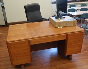 lot 414 image: BIG WOODEN COMPUTER DESK, WITH DELL MONITOR, AND OFFICE CHAIR