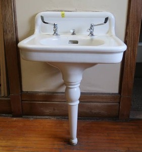 lot 424 image: ANTIQUE PEDESTAL SINK AND ANTIQUE  TOILET