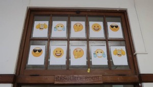 lot 435 image: ANTIQUE WINDOW 10 GLASS PANES