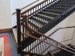 lot 444 image: ANTIQUE STAIRCASE HAND RAILING  & BANISTER