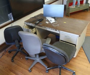 lot 449 image: HEAVY DUTY COMPUTER DESK WITH DELL MONITOR, 3 OFFICE CHAIRS