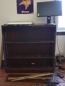 lot 478 image: WOODEN SHELF, DELL MONITOR, 4 WHITE BOARDS