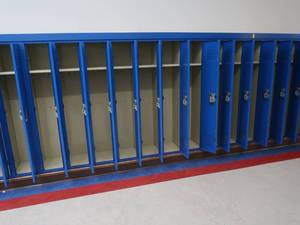 lot 493 image: 40 SCHOOL LOCKERS