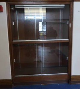 lot 497 image: SLIDING GLASS PANE DISPLAY CASE, 4 SLIDING DOORS