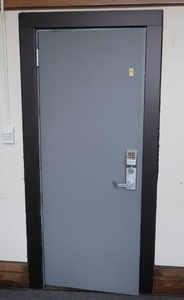lot 526 image: HEAVY DUTY DOOR WITH CODE LOCK