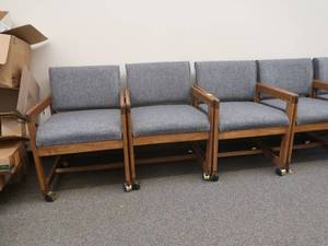 lot 551 image: 5 CONFERENCE ROOM CHAIRS ON WHEELS
