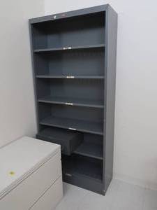 lot 555 image: TALL METAL SHELF, 2 DRAWER METAL CABINET, SMALL 2 DRAWER CABINET