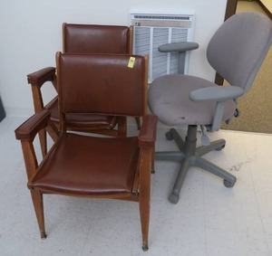 lot 556 image: 2 VINTAGE WOODEN CHAIRS AND A COMPUTER CHAIR