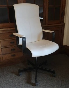 lot 567 image: NICE COMPUTER DESK, NICE OFFICE CHAIR