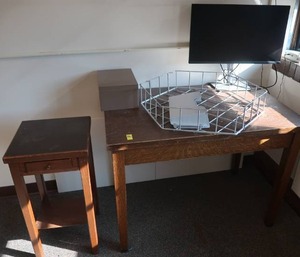 lot 579 image: ANTIQUE WOODEN TABLE, WOODEN SIDE TABLE, MONITOR DELL