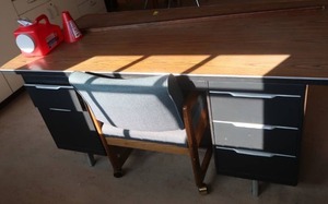 lot 583 image: COMPUTER DESK WITH NICE CHAIR