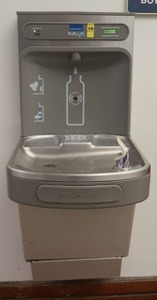 lot 600 image: ELKAY WATER FOUNTAIN WITH BOTTLE FILLER