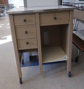 lot 655 image: VINTAGE ROLLING 4 DRAWER UNIT