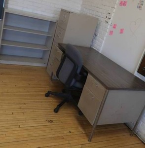 lot 658 image: COMPUTER DESK WITH OFFICE CHAIR, METAL FILING CABINET