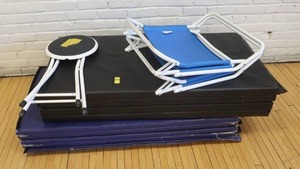 lot 660 image: 2 FOLDABLE MATS, 2 FOLDING CHAIR