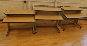 lot 663 image: 3 DESKS