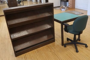 lot 664 image: WOODEN SHELF, WOODEN TABLE, OFFICE CHAIR