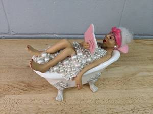 lot 422 image: Pearl Bath Tub Doll Figurine - Funny Bathroom Decor 7.5 L x 6 H P