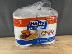 lot 266 image: 250 Hefty Supreme Lunch Plates 8 78 in - Brand New
