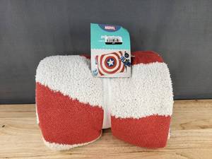 lot 187 image: Pillowfort Marvel Captain America Throw 48 x 58 in - Brand New