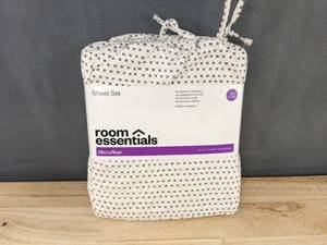 lot 209 image: Room Essentials Sheet Set Twin - Brand New