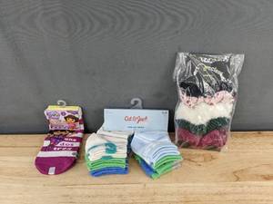 lot 264 image: 6 Cat & Jack Low-Cut Socks 4T-5T, Dora Socks Size 6-8, 5 Art Class Hair Twisters - Brand New