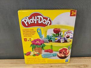 lot 140P image: Play-Doh Blooming Flowers Set - Ages 3 and up - Brand New