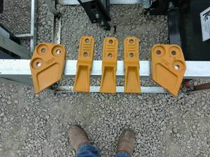 lot 96 image: BUCKET TEETH SIDE TEETH