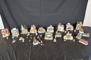 lot 243 image: Cobblestone Corners Christmas Village 2003 - Miniature Houses & Accessories