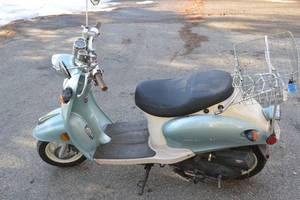 lot 2 image: 2012 ZHNG 50cc Scooter