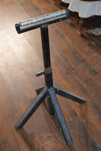 lot 292 image: Vintage Metal Roller Stand with Four-Leg Base - Workshop Use