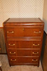 lot 305 image: Vintage Wood Dresser - 5-Drawer Chest with Floral Inlay & Brass Hardware