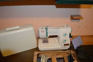 lot 313 image: Janome Sewist 500 Sewing Machine with Case