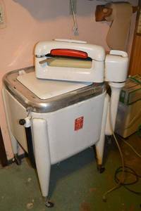 lot 315 image: Maytag Gyratorator Washer Model E2L - Vintage Laundry Appliance