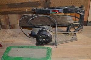 lot 336 image: Top Tool Scroll Saw - Vintage Bench-Top with Spare Blades Case