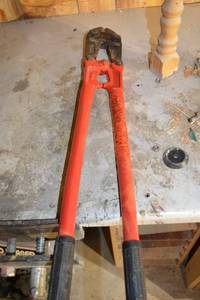 lot 339 image: OTINA Bolt Cutter Red Handles