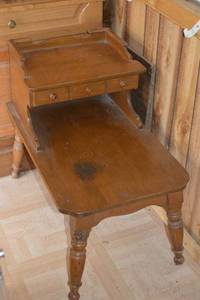 lot 354 image: Vintage Writing Desk with Hutch and 3 Drawers on Turned Legs