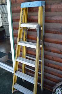 lot 360 image: Step Ladder - 5-Step Yellow Frame, Aluminum Treads, Blue Top Cap