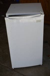 lot 380 image: White Compact Single-Door Refrigerator - Mini Fridge for Dorm or Apartment