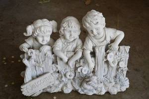 lot 381 image: Three Children Figurine - Welcome Sign Fence Decorative Sculpture