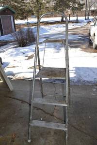 lot 386 image: Stepladder - 4-Step Metal Ladder With Curved Top Handle