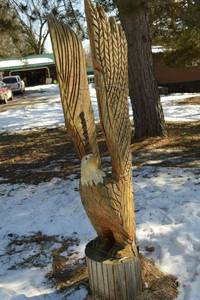lot 389 image: Carved Wooden Eagle Sculpture on Log Pedestal - Totem-Style Outdoor Yard Art, 6 ft Tall