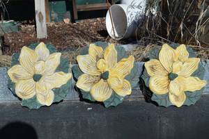 lot 392 image: Ceramic Yellow Flower Wall Plaques Set of 3 Garden Decor with Green Leaves