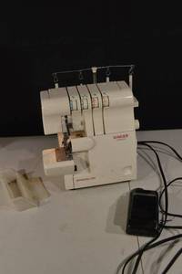 lot 118 image: Singer Ultraloock Overlock 14SH654 - 120V 60Hz Differential Feed